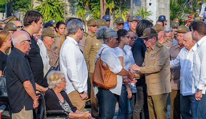 Raúl y los dirigentes que le acompañaron dieron sus pésames a familiares y amigos del General de División Ameijeiras Delgado.