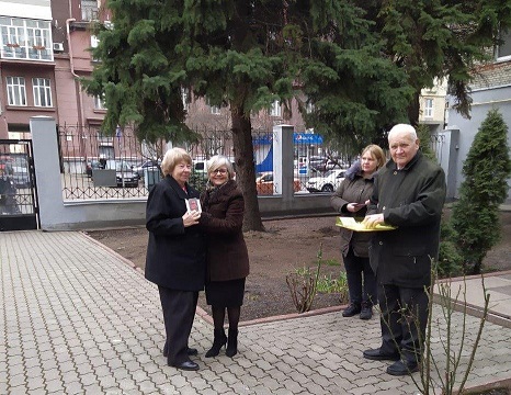 Veteranos condecorados junto a la embajadora Natacha Díaz