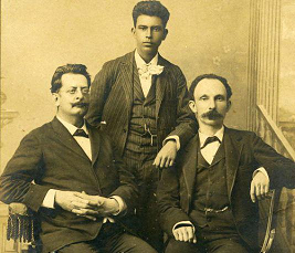 Al centro, Panchito, en compañía de Martí y de Valdés Domínguez. Cayo Hueso, 1894