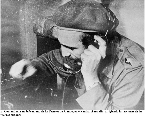 El Comandante en Jefe en uno de los Puestos de Comandos, en el central Australia, dirigiendo las acciones de las fuerzas cubanas.