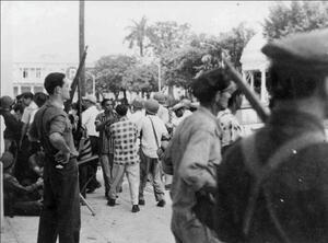 Milicianos junto a efectivos del Ejército y marinos en la toma de la estación de policía de Cienfuegos