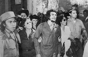El capitán Hermes Peña Torres, a la izquierda, junto al Che y su esposa Aleida March luego del triunfo de la Revolución Cubana