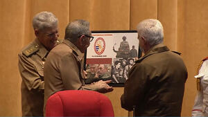 Entrega de Reconocimiento al Cmdte Revolución Ramiro Valdés