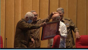 Entrega reconocimiento a Machado Ventura
