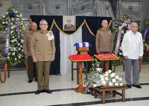 La última guardia de honor a los restos mortales del GD Efigenio Ameijeiras la realizaron el General de Ejército Raúl Castro Ruz, el Comandante ER José Ramón Machado Ventura, el General de Cuerpo de Ejército Leopoldo Cintra Frías, y el General de División (r) Samuel Rodiles Planas.