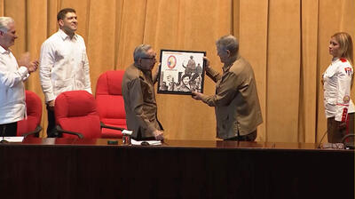 Entega de reconocimiento al General de Ejército