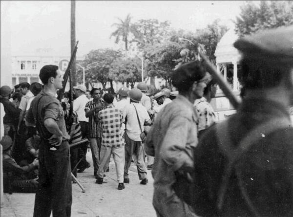 Milicianos junto a efectivos del Ejército y marinos en la toma de la estación de policía de Cienfuegos