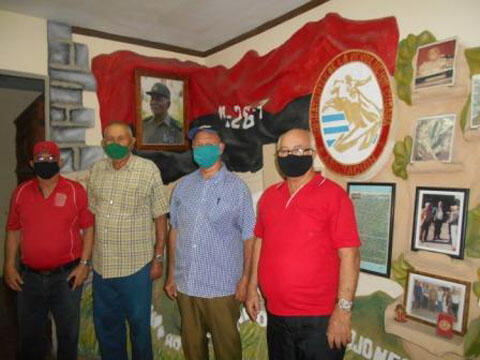 Combatientes de Villa Clara participantes en homenaje a la efeméride