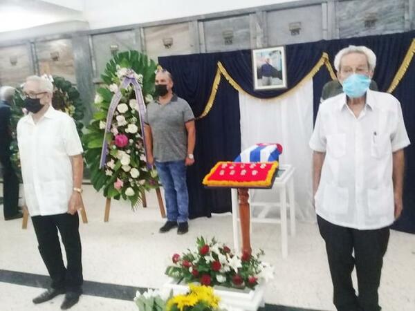 Ofrendas florales a nombre del General de Ejército, Raúl Castro Ruz, y del Primer Secretario del Comité Central del Partido Comunista de Cuba y Presidente de la República, Miguel Díaz Canel- Bermúdez, presidieron el miércoles 27 de octubre las honras fúnebres del asaltante al cuartel Moncada, Alejandro Ferrás Pellicer. Foto: Carlos Manuel Serpa