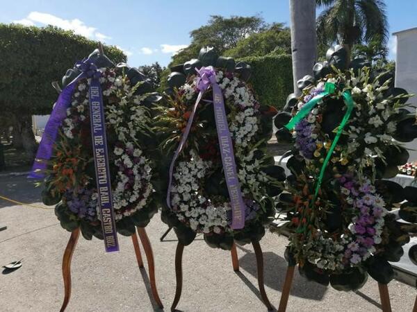 Ofrendas florales a los compañeros caídos fueron depositadas en nombre del General de Ejército Raúl Castro Ruz y del presidente cubano Miguel Díaz-Canel Bermúdez